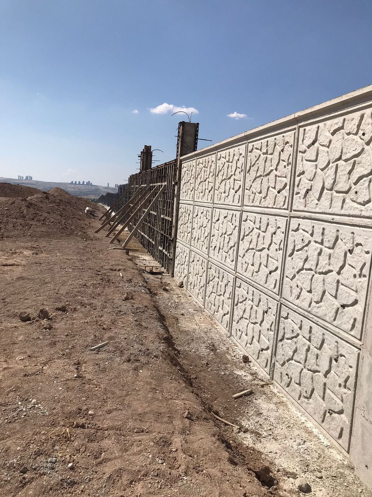 Taş desenli kalıp beton duvar imalatı sahası – Ankara